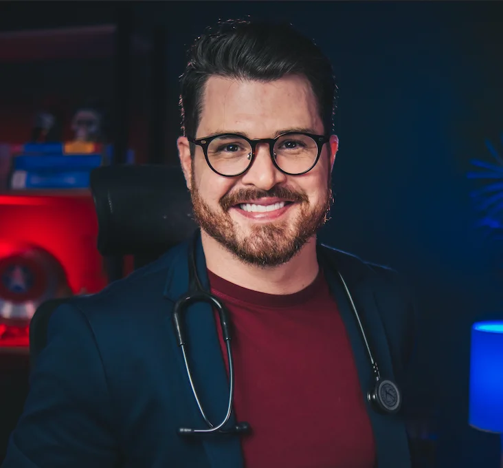 Alan Pissutti, perito médico-legista e criador do Coperito, de jaleco e estetoscópio